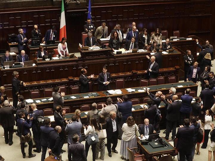 Giuseppe Conte würdigt, nachdem das italienische Abgeordnetenhaus dem neuen Kabinett das Vertrauen ausgesprochen hat, den Applaus der Parlamentarier.