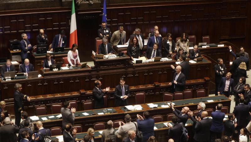 Giuseppe Conte würdigt, nachdem das italienische Abgeordnetenhaus dem neuen Kabinett das Vertrauen ausgesprochen hat, den Applaus der Parlamentarier. Giuseppe Conte würdigt, nachdem das italienische Abgeordnetenhaus dem neuen Kabinett das Vertrauen ausgesprochen hat, den Applaus der Parlamentarier.