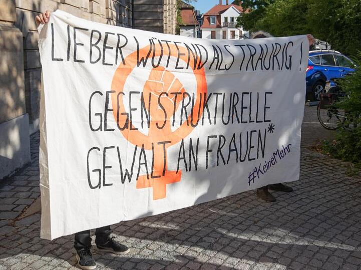 Aktivisten demonstrieren gegen Gewalt an Frauen vor dem Landgericht Bayreuth. Foto: Daniel Karmann