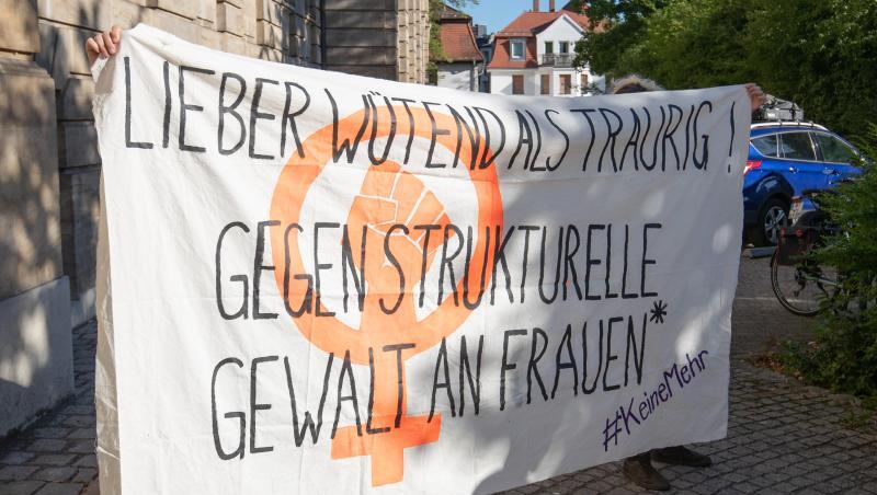 Aktivisten demonstrieren gegen Gewalt an Frauen vor dem Landgericht Bayreuth. Foto: Daniel Karmann Aktivisten demonstrieren gegen Gewalt an Frauen vor dem Landgericht Bayreuth. Foto: Daniel Karmann