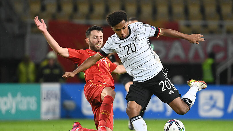 Karim Adeyemi (r.) von RB Salzburg ist in der Bundesliga heißbegehrt.