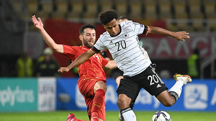 Karim Adeyemi (r.) von RB Salzburg ist in der Bundesliga heißbegehrt.