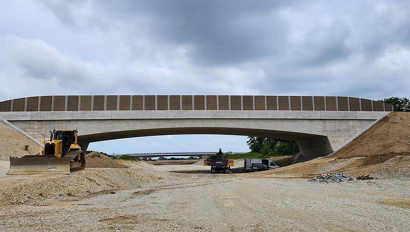 Zu den skurrilsten Fällen, welche der bayerische BdSt in diesem Jahr als "Spitze des Eisbergs" (Ritch) aufgelistet hat, gehört eine "Fledermausbrücke", die im Zuge des Weiterbaus der A94 München-Passau zwischen Pocking und Bad Füssing errichtet wurde. Zu den skurrilsten Fällen, welche der bayerische BdSt in diesem Jahr als "Spitze des Eisbergs" (Ritch) aufgelistet hat, gehört eine "Fledermausbrücke", die im Zuge des Weiterbaus der A94 München-Passau zwischen Pocking und Bad Füssing errichtet wurde.