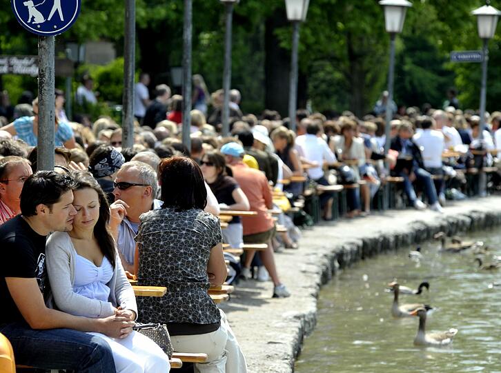 Hier ist oft kein Platz mehr frei: Die Tische im Biergarten am, Seehaus direkt am Wasser sind natürlich am beliebtesten.