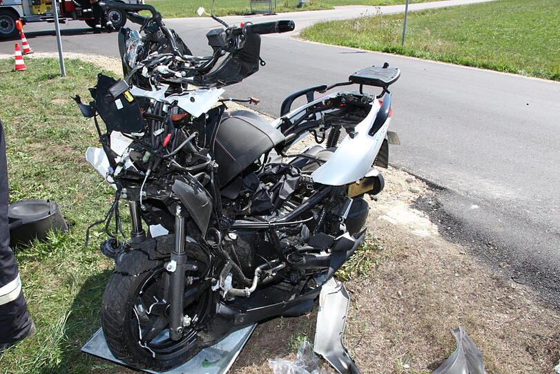 Böser Motorradunfall in Massing (Kreis Rottal-Inn): Ein Biker prallt frontal gegen eine Dampfwalze.