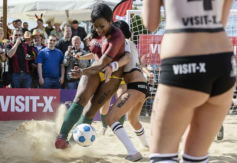 Deutschland gegen Ghana - das etwas andere Duell. Die Bilder vom Sexy Soccer 2014.