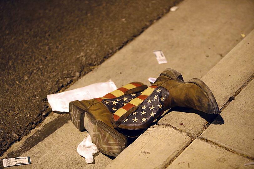 01.10.2017: Die USA am Boden. Beim schlimmsten Verbrechen der jüngeren Geschichte der Vereinigten Staaten erschießt ein 64-Jähriger mit einer automatischen Waffe mindestens 58 Menschen und verletzt mehr als 500 auf einem Musikfestival.