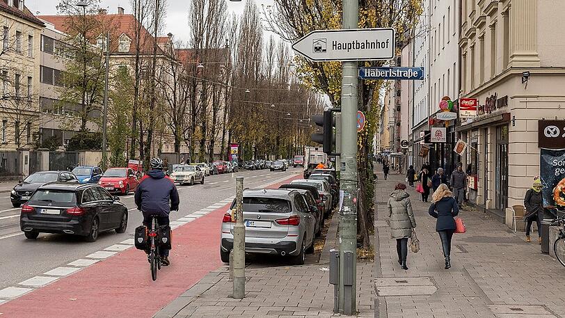 Wenn eine Autospur wegfällt, kann der Radlstreifen breit und rot auf die Straße, die Fußgänger gewinnen Platz.