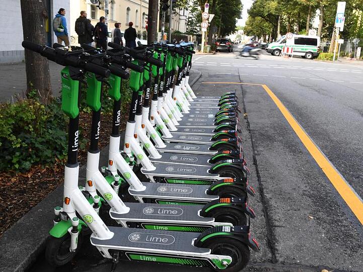 E-Scooter stehen an einer Straße. F. Foto: Felix Hörhager/dpa