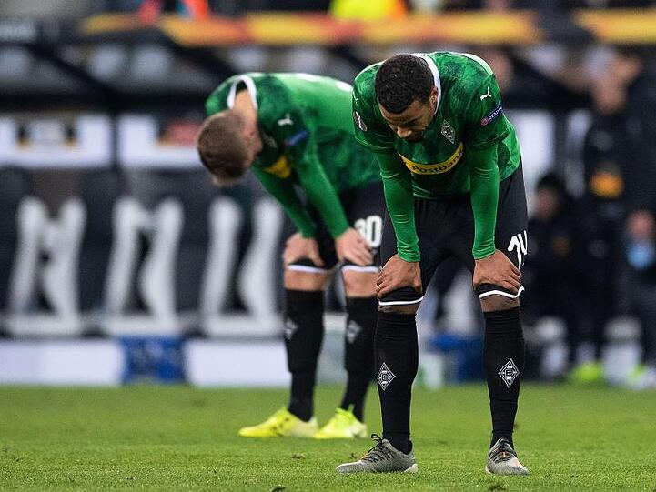 Die Gladbacher Nico Elvedi (l) und Alassane Plea können das Aus nicht fassen.