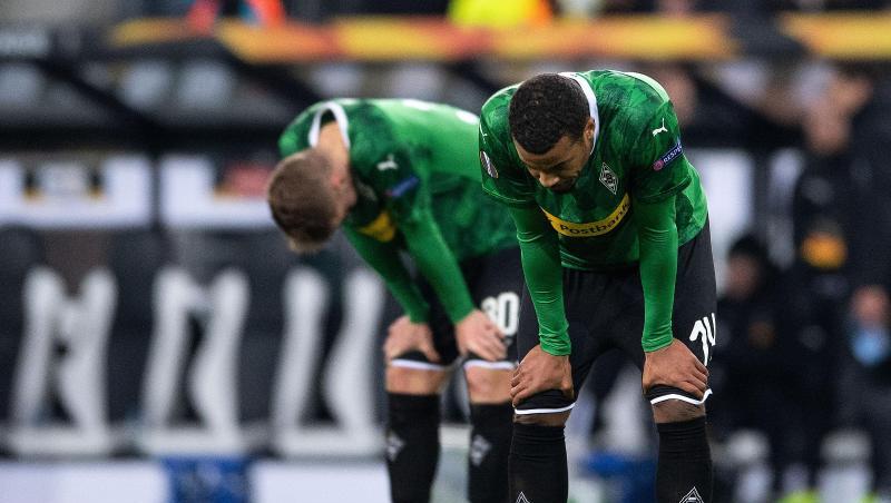 Die Gladbacher Nico Elvedi (l) und Alassane Plea können das Aus nicht fassen. Die Gladbacher Nico Elvedi (l) und Alassane Plea können das Aus nicht fassen.