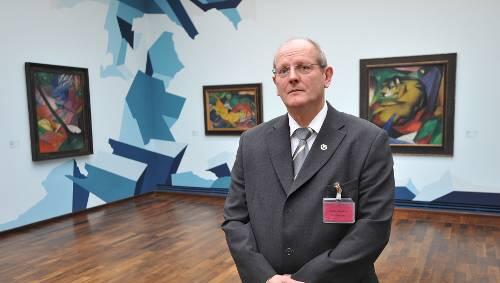 Ruhepol in der wilden Farbenpracht: Rudolf Oberhuber steht im Franz-Marc-Saal des Lenbachhauses. Ruhepol in der wilden Farbenpracht: Rudolf Oberhuber steht im Franz-Marc-Saal des Lenbachhauses.