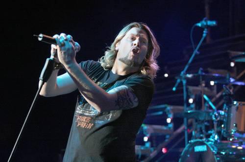 Fließendes Haar zu fließenden Melodien: Rea Garvey und Reamonn tauchen erstmals im Großformat der Arena auf.