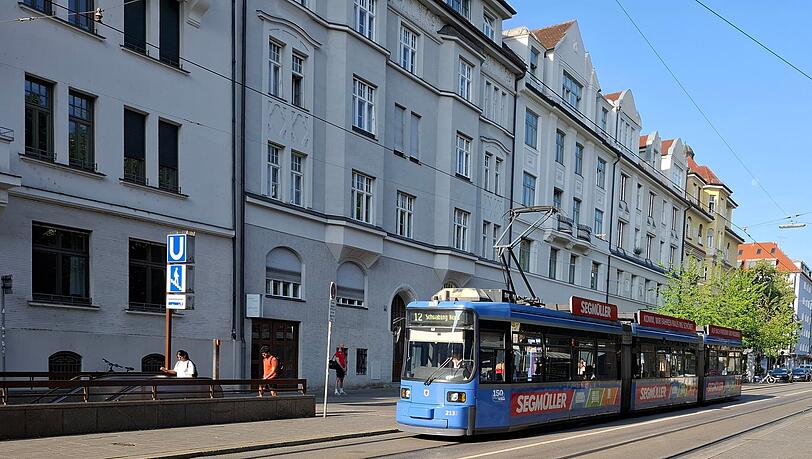 Sie werden weniger: Trotzdem finden sich noch nicht-klimatisierte Trambahnen wie hier auf der Linie 12. Sie werden weniger: Trotzdem finden sich noch nicht-klimatisierte Trambahnen wie hier auf der Linie 12.