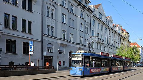 Sie werden weniger: Trotzdem finden sich noch nicht-klimatisierte Trambahnen wie hier auf der Linie 12.