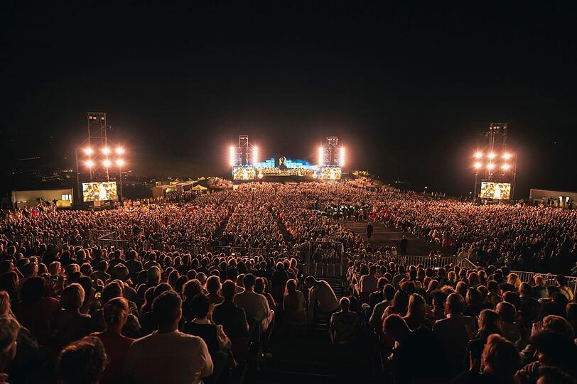 Tausende Besucher verfolgen das Konzert von Andrea Bocelli aus dem Teatro del Silenzio. Tausende Besucher verfolgen das Konzert von Andrea Bocelli aus dem Teatro del Silenzio.