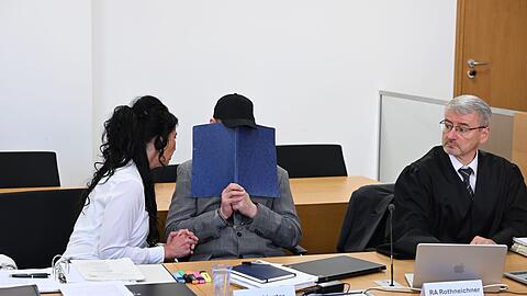 Der Angeklagte machte zum Auftakt des Prozesses keine Angaben. (Archivbild)