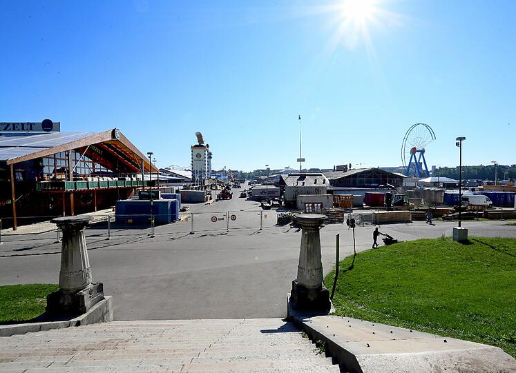 Donnerstag, 5. September: Die Sonne scheint und die Wiesn steht - fast. Nur noch 16 Tage, dann geht's los.