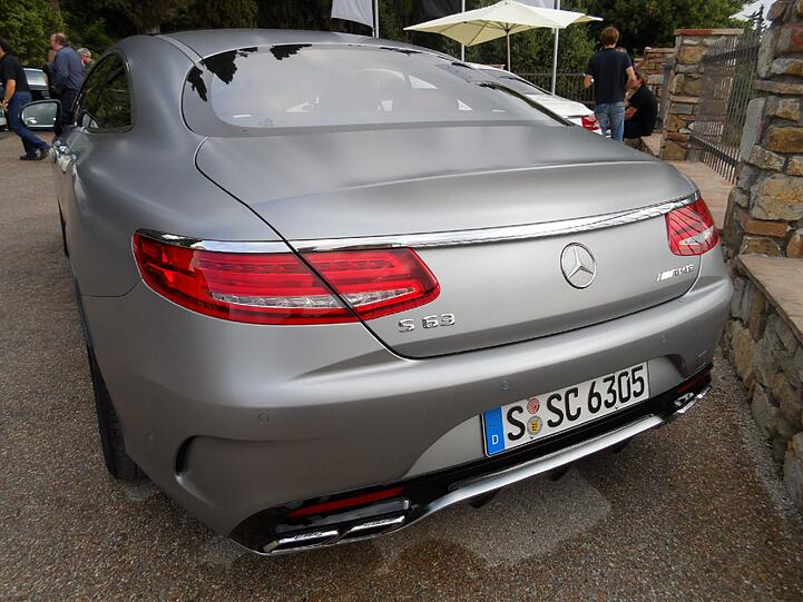 Dezent-aggressive Nase: Das neue S-Klasse Coupé schaut schon im Stand ziemlich dynamisch aus. Und es lockt mit Neigetechnik, einem superschicken Interieur, Swarowski-Kristallen im Scheinwerfer und reichlich Power.