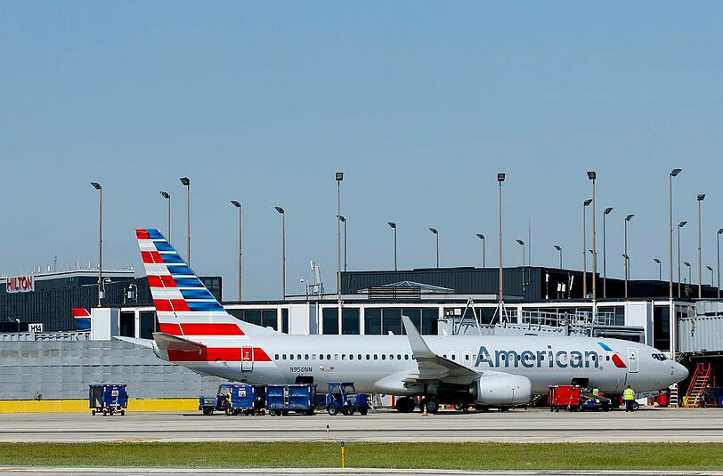 In den USA wird geprüft, wie Kontrollen im Flugverkehr verschärft werden könnten, um Ebola-Infizierte eher erkennen und einen Ausbruch in Amerika verhindern zu können.