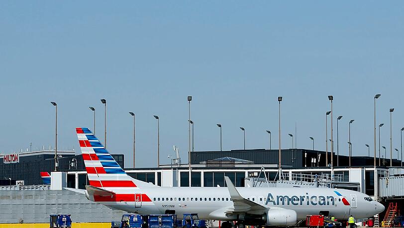 In den USA wird geprüft, wie Kontrollen im Flugverkehr verschärft werden könnten, um Ebola-Infizierte eher erkennen und einen Ausbruch in Amerika verhindern zu können. In den USA wird geprüft, wie Kontrollen im Flugverkehr verschärft werden könnten, um Ebola-Infizierte eher erkennen und einen Ausbruch in Amerika verhindern zu können.