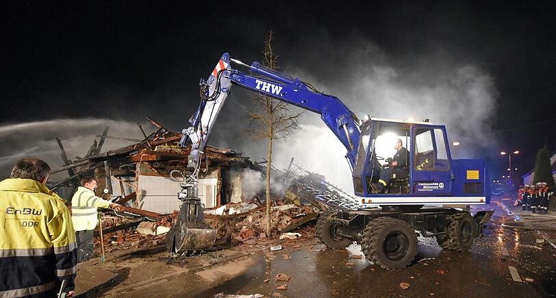 Die Feuerwehr löscht  in Gundelfingen  die Trümmern eines zerstörten Hauses. Aus unbekannter Ursache kam es in dem Haus zu einer Explosion, bei der ein Mensch schwer verletzt wurde. Ob sich in den Trümmern weitere Bewohner befinden, ist bisher unklar.