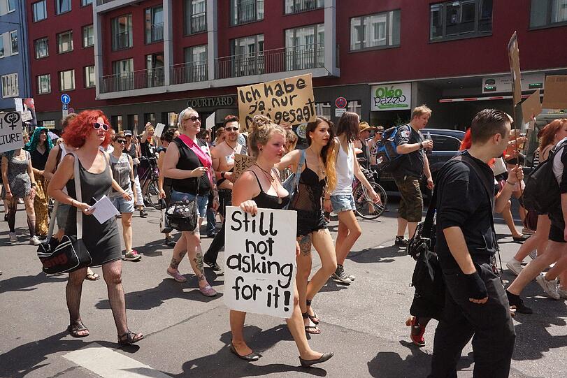 Am Samstag gingen beim "Slutwalk" hunderte Menschen auf die Straße. Er richtet sich gegen sexuelle Gewalt. Die Bilder!