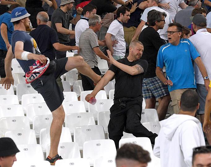 Nach dem EM-Spiel der Russen gegen England kommt es zu heftigen Ausschreitungen. Die schockierenden Bilder aus Marseille.