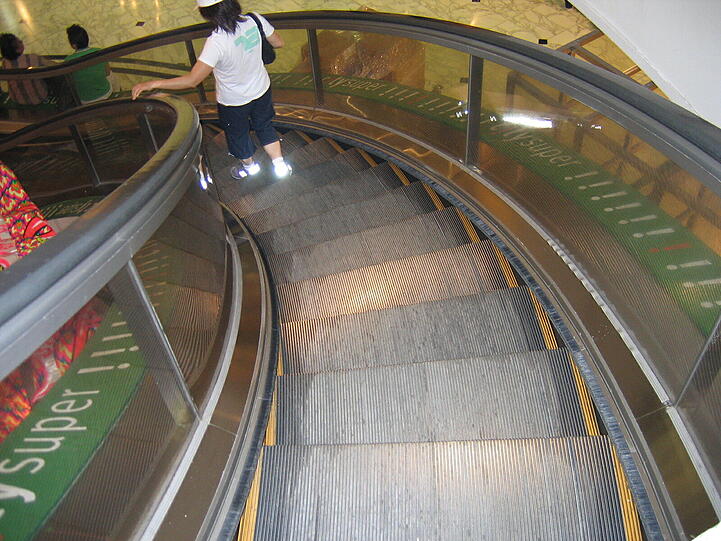 6.) Auch Wendelrolltreppen gibt es, zum Beispiel in einem Shoppingcenter in San Francisco. In einigen Läden in New York gibt es beispielsweise auch eigene Rolltreppen für Einkaufswägen.