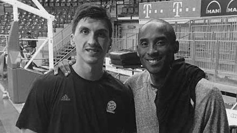 FCBB-Spieler Nihad Dedovic posiert mit NBA-Legende Kobe Bryant 2014 im Münchner Audi-Dome.