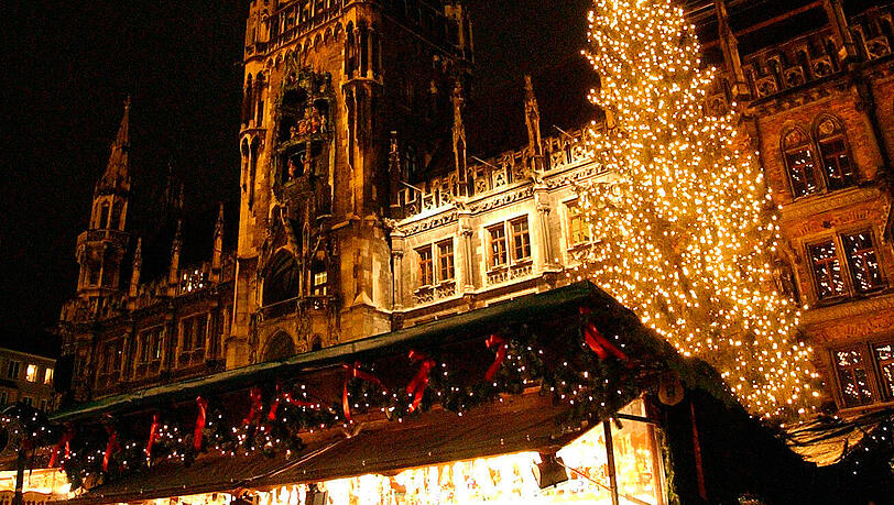 Der Marienplatz erstrahlt wieder im Christkindlelook. Der Marienplatz erstrahlt wieder im Christkindlelook.