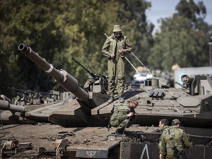 Israelische Soldaten bereiten Panzer nahe der Grenze zum Gazastreifen auf einen möglichen Einsatz vor.