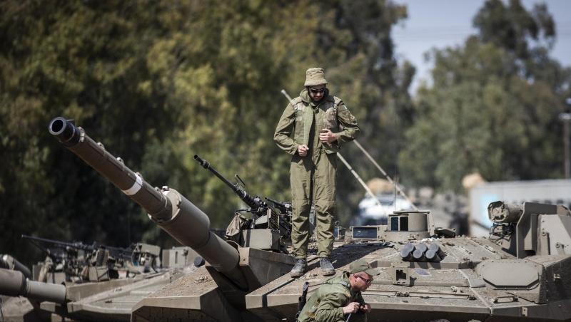 Israelische Soldaten bereiten Panzer nahe der Grenze zum Gazastreifen auf einen möglichen Einsatz vor. Israelische Soldaten bereiten Panzer nahe der Grenze zum Gazastreifen auf einen möglichen Einsatz vor.