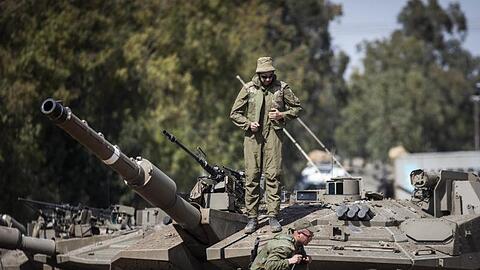Israelische Soldaten bereiten Panzer nahe der Grenze zum Gazastreifen auf einen möglichen Einsatz vor.