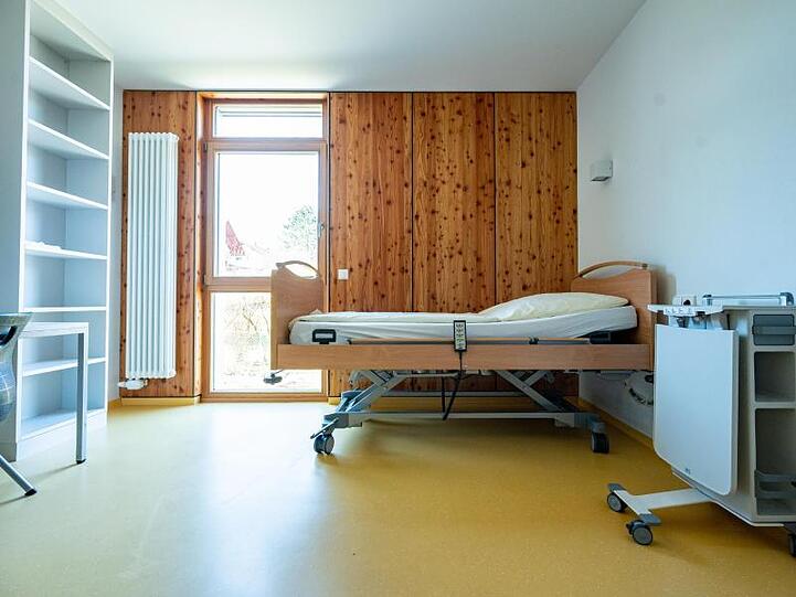 Krankenbett steht in Internat einer Hotelberufsschule, das zu einem Hilfskrankenhaus umgerüstet wird. Foto: Armin Weigel/dpa