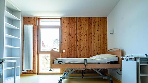 Krankenbett steht in Internat einer Hotelberufsschule, das zu einem Hilfskrankenhaus umgerüstet wird. Foto: Armin Weigel/dpa