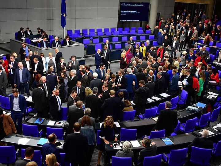 Abgeordnete während der ersten namentlichen Abstimmung zu einem Änderungsantrag der FDP. Kurz danach wurde die Sitzung unterbrochen.