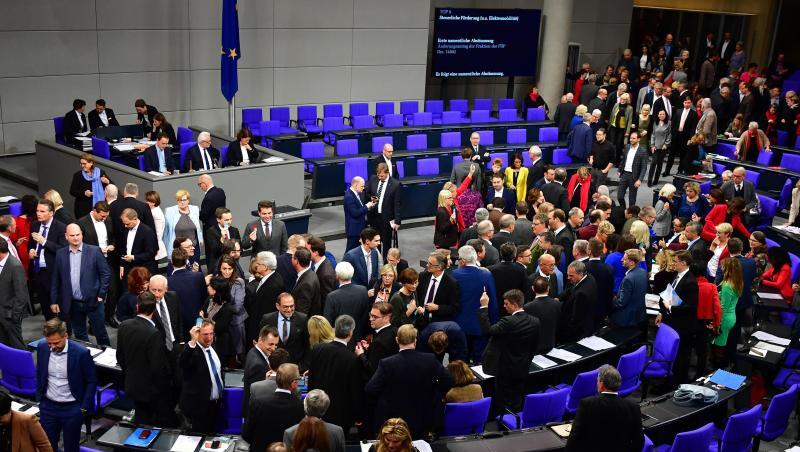 Abgeordnete während der ersten namentlichen Abstimmung zu einem Änderungsantrag der FDP. Kurz danach wurde die Sitzung unterbrochen. Abgeordnete während der ersten namentlichen Abstimmung zu einem Änderungsantrag der FDP. Kurz danach wurde die Sitzung unterbrochen.