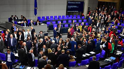 Abgeordnete während der ersten namentlichen Abstimmung zu einem Änderungsantrag der FDP. Kurz danach wurde die Sitzung unterbrochen.