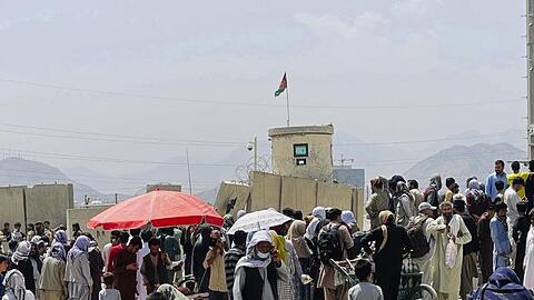 Hunderte Menschen haben sich in Kabul vor dem internationalen Flughafen versammelt.