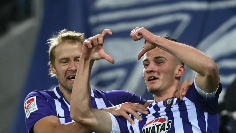 Aues Omar Sijaric (r) hat soeben zum 1:0 getroffen und jubelt mit Jan Hochscheidt.