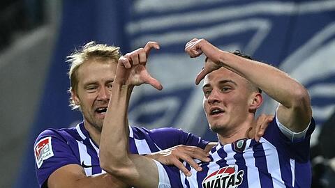 Aues Omar Sijaric (r) hat soeben zum 1:0 getroffen und jubelt mit Jan Hochscheidt.
