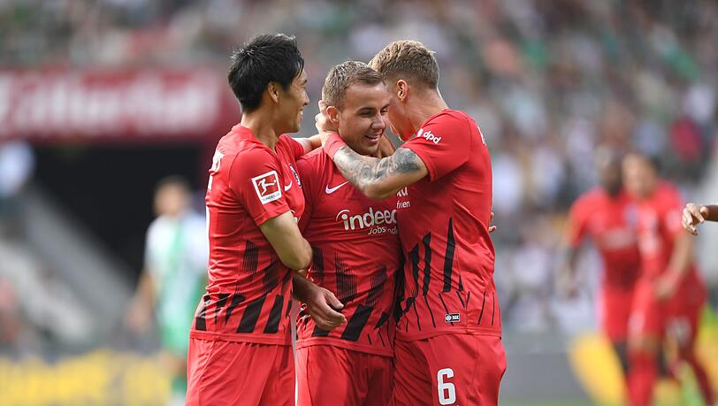 Kristijan Jakic (r) und Daichi Kamada (l) feiern den Frankfurter Torschützen Mario Götze.