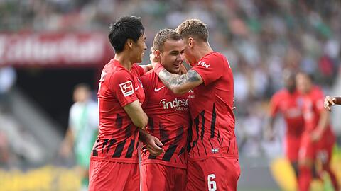 Kristijan Jakic (r) und Daichi Kamada (l) feiern den Frankfurter Torschützen Mario Götze.