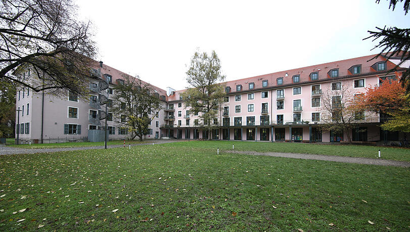 Der Südtrakt (l.) und Mittelbau des Münchner Waisenhauses stammen aus den 50er Jahren. Hier muss umfangreich saniert werden. Das Geld dafür soll der Stadtrat im Dezember bewilligen. Nicht im Bild, der historische Nordtrakt, der rechts anschließt.
