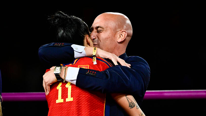 Luis Rubiales küsst Jenni Hermoso nach dem Gewinn der Weltmeisterschaft. Luis Rubiales küsst Jenni Hermoso nach dem Gewinn der Weltmeisterschaft.