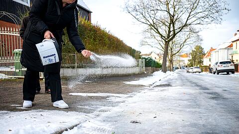 Wenn es glatt ist, hilft nur eins - streuen mit Taumitteln, entweder mit oder ohne Salz.