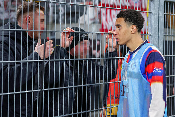 Jamal Musiala erkundigt sich am Zaun bei den Fans weshalb die Ultras die Mannschaft nicht aktiv unterstützen. Jamal Musiala erkundigt sich am Zaun bei den Fans weshalb die Ultras die Mannschaft nicht aktiv unterstützen.