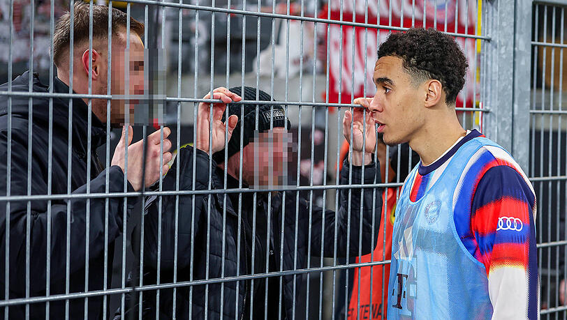 Jamal Musiala erkundigt sich am Zaun bei den Fans weshalb die Ultras die Mannschaft nicht aktiv unterst&uuml;tzen.