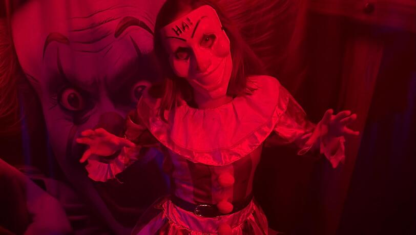 Neela Kaltenbach (18) ist eine der Erschreckerinnen im Halloween-Gruselhaus in Unterschlei&szlig;heim.